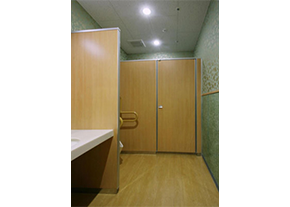 単独型ユニット型短期入所生活介護 つながり男子トイレ