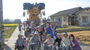 職員と一緒に散歩